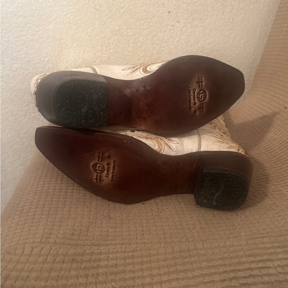 Circle G White and Tan Embroidered Cowboy Boots - Picture 4 of 9